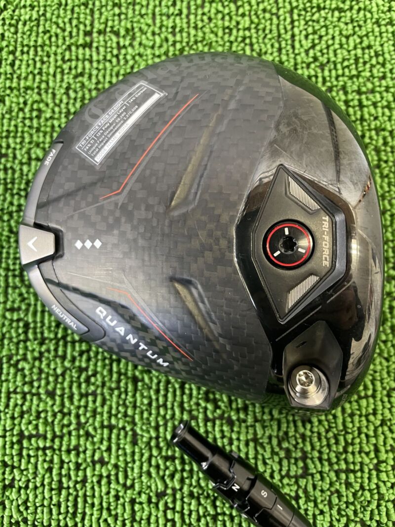 クアンタムトリプルダイヤドライバーヘッドのソール部分とシャフトスリーブ