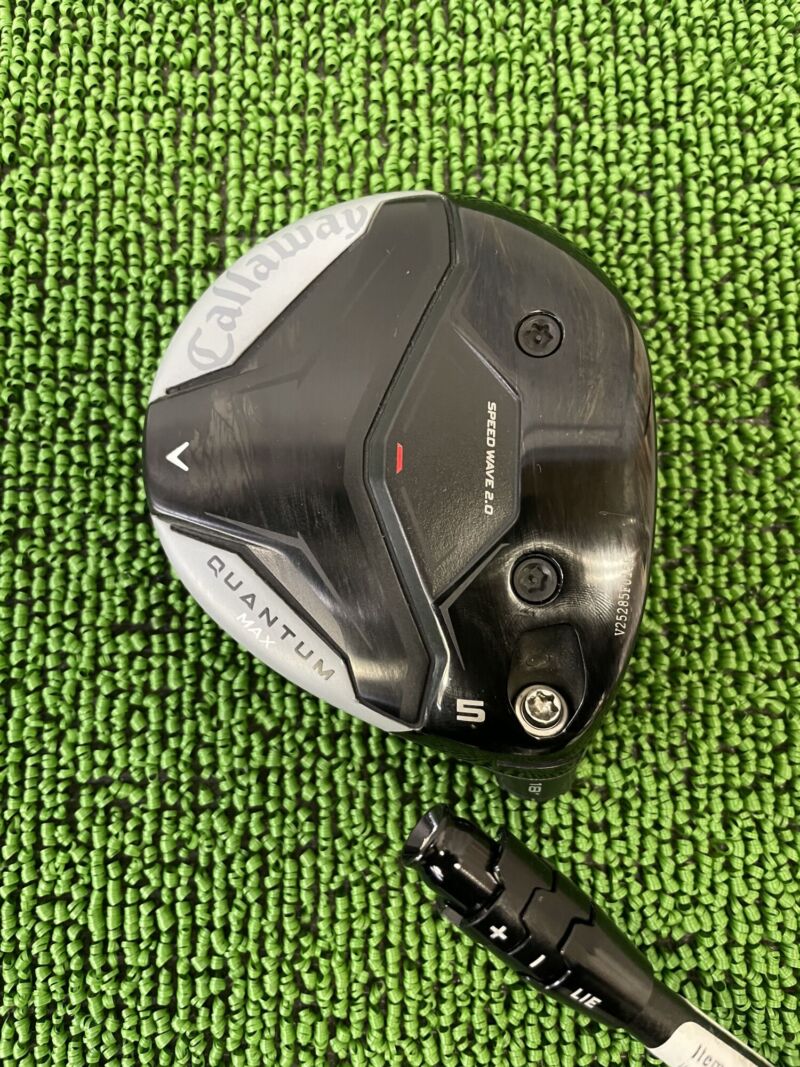 クアンタムフェアウェイウッドのヘッドのソール部分とシャフトスリーブ