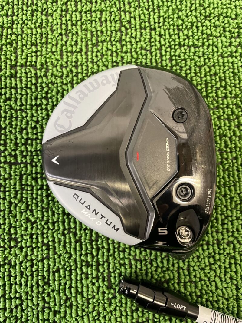 クアンタムフェアウェイウッドのヘッドのソール部分とシャフトスリーブ