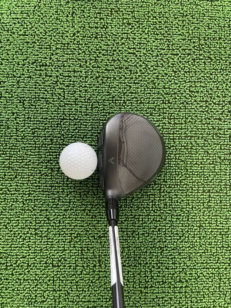 クアンタムフェアウェイウッドのヘッドのクラウン部分とボール