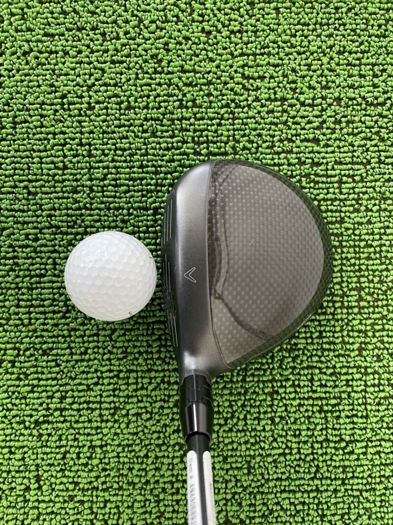 クアンタムフェアウェイウッドのヘッドのクラウン部分とボール