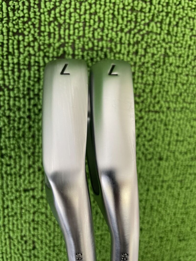 左 Xフォージドスター　右 Xフォージドアイアンのソール部分