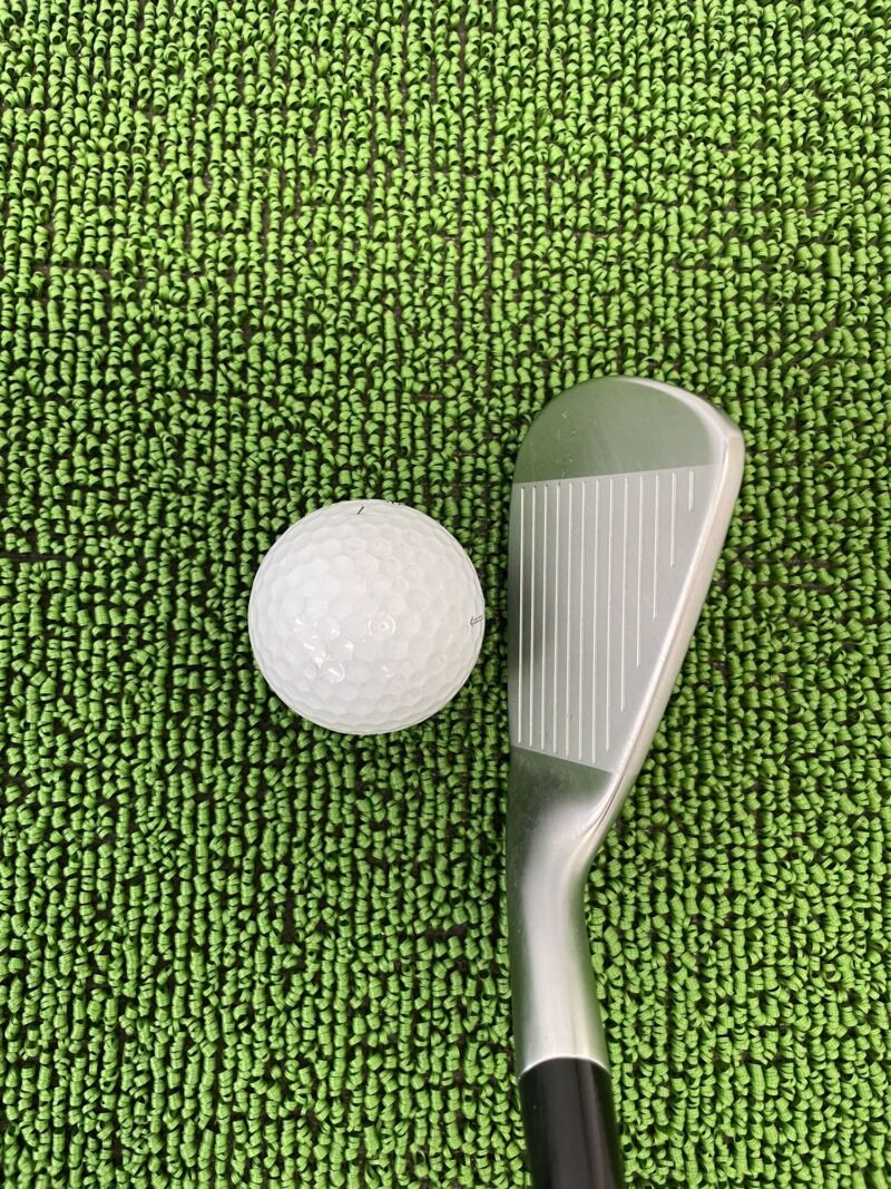 Xフォージドアイアンヘッドのフェース面とボール