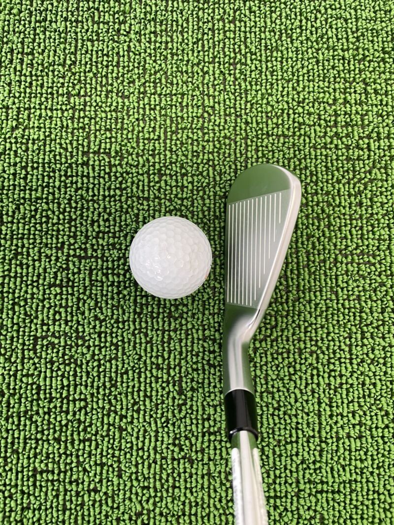 Xフォージドスターアイアンヘッドのフェース面とボール