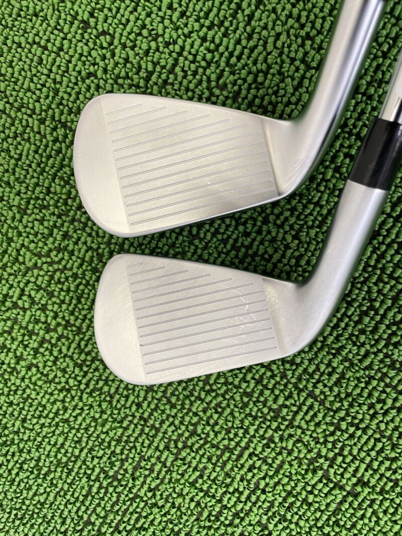 上 Xフォージドスター　下 Xフォージドアイアンヘッドのフェース面