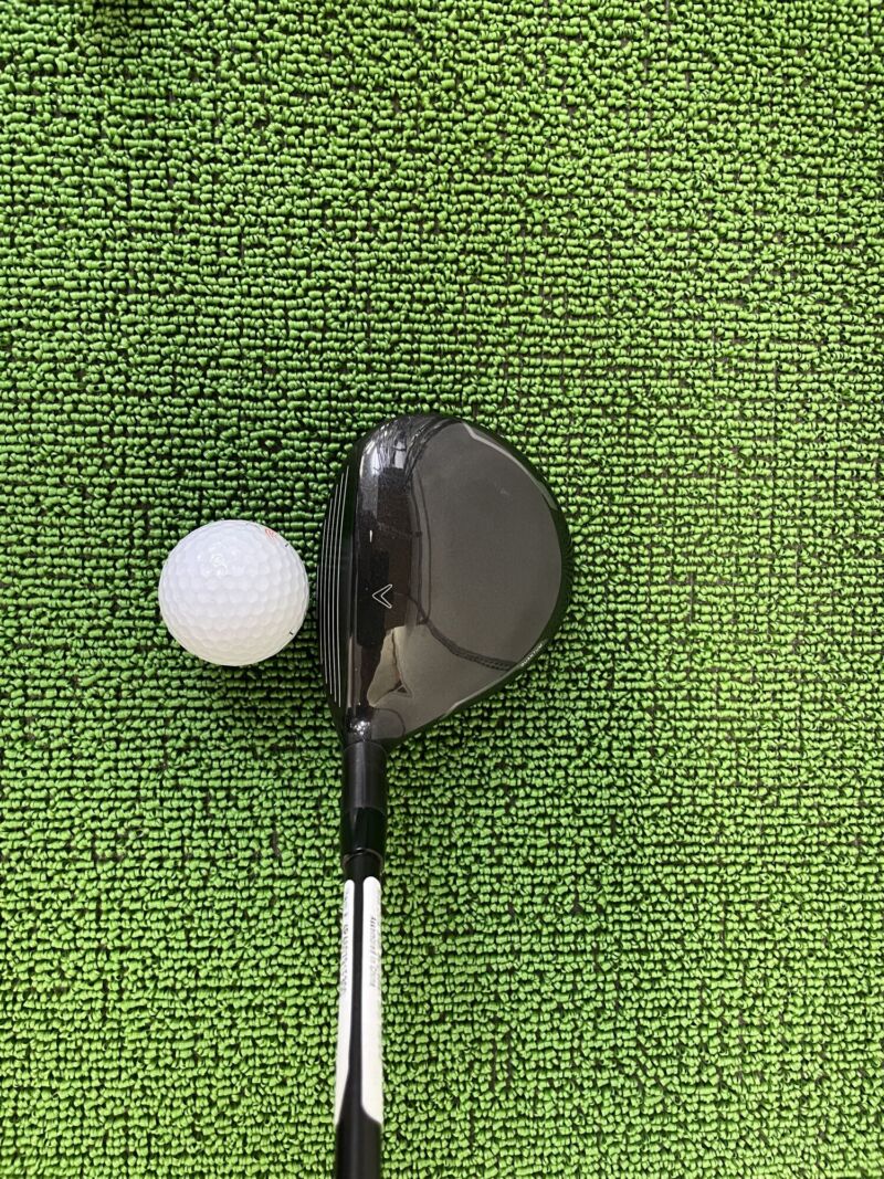 クアンタムミニスピナーフェアウェイウッドのクラウン部分とボール