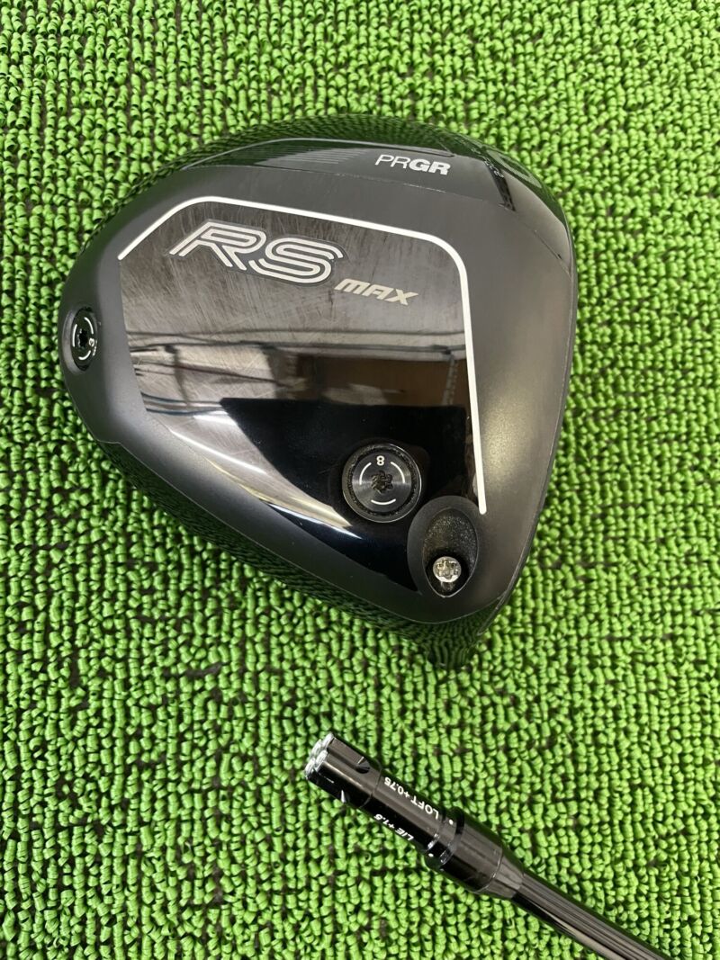 RS MAX DUOドライバーヘッドのソール部分とシャフトスリーブ