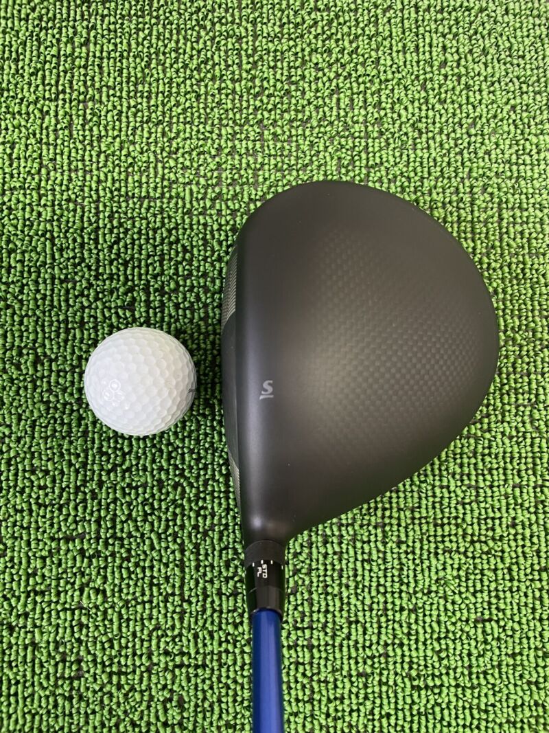 スリクソン ZXi RKT LSドライバーヘッドのクラウン部分とボール