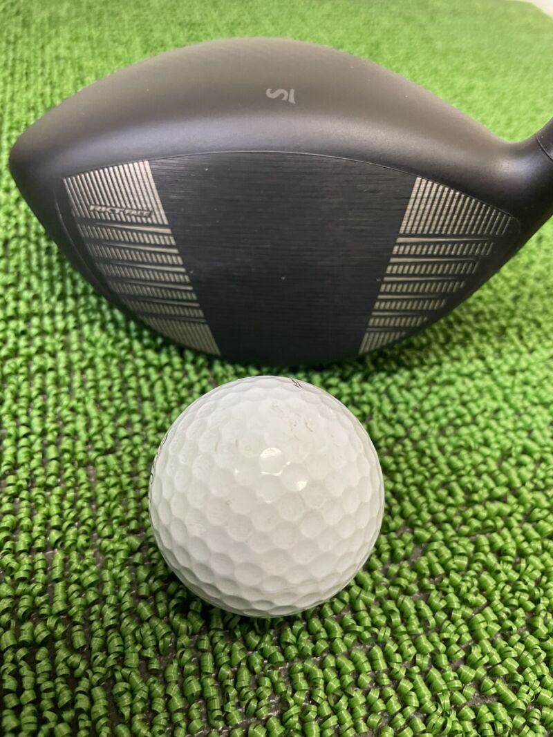 スリクソン ZXi RKT LSドライバーヘッドのフェース面とボール